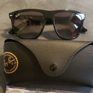 Woman Ray Ban sunglasses